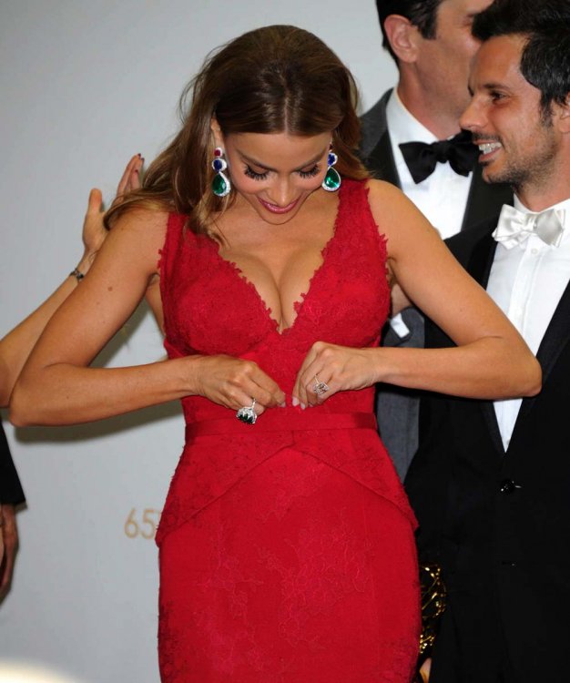 sofia-vergara-cleavage-at-65th-annual-em