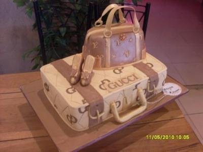 gucci-suitcase-and-louis-vuitton-handbag-model-cake-21321195.jpg