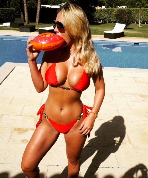 kate-wright-share-eye-popping-bikini-pic